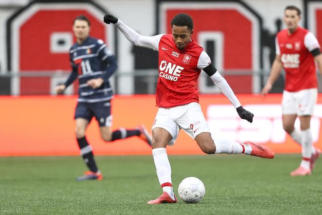 现出截然不 现出截然不